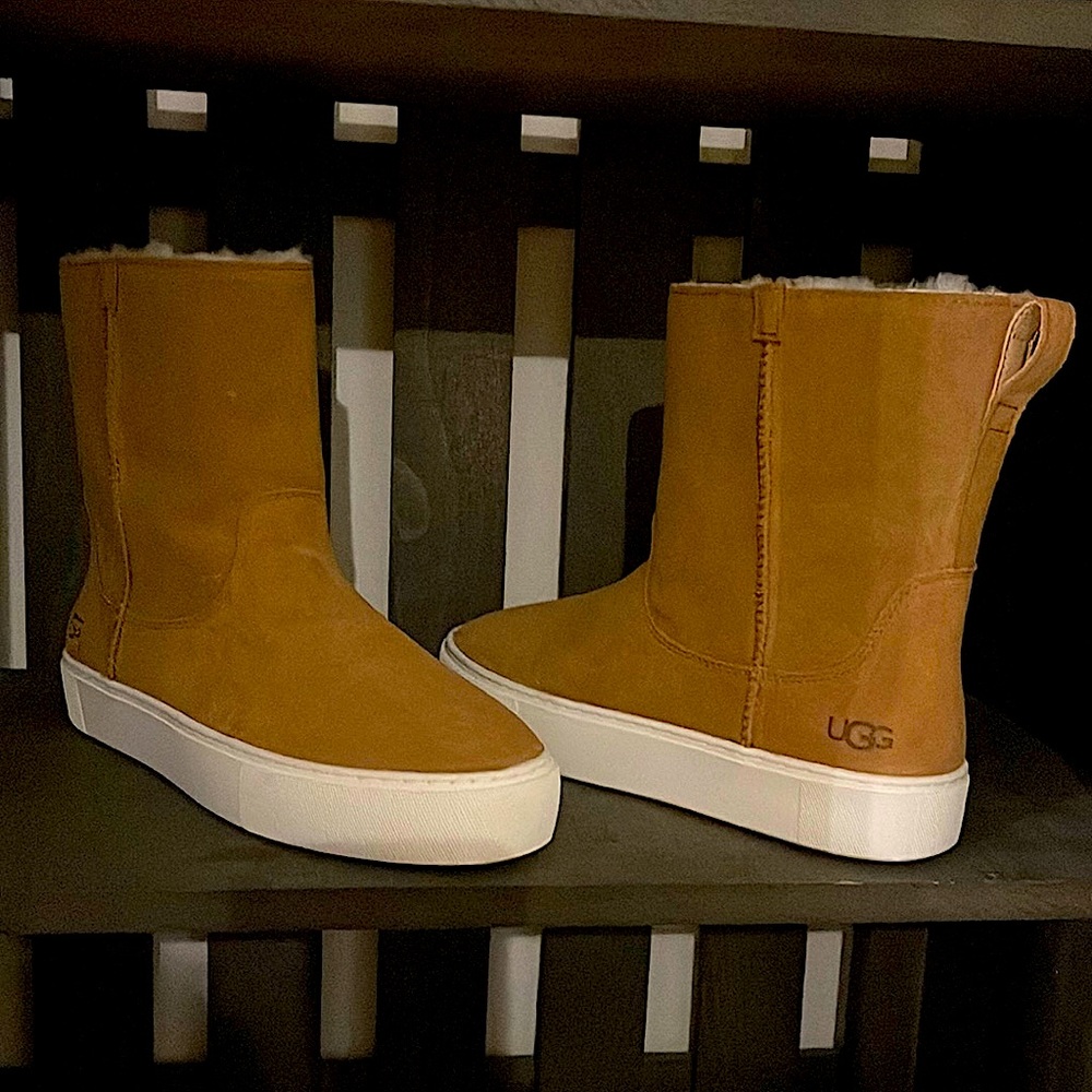 UGG Mika Faux Shearling Cuff Boot SZ 9 **Make offer**